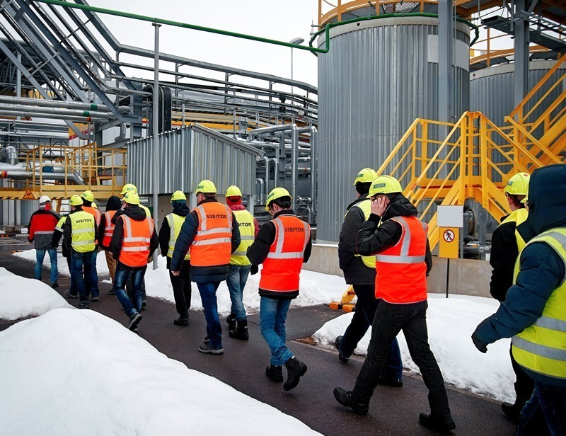 Besucher einer Industrieanlage Besucher einer Industrieanlage