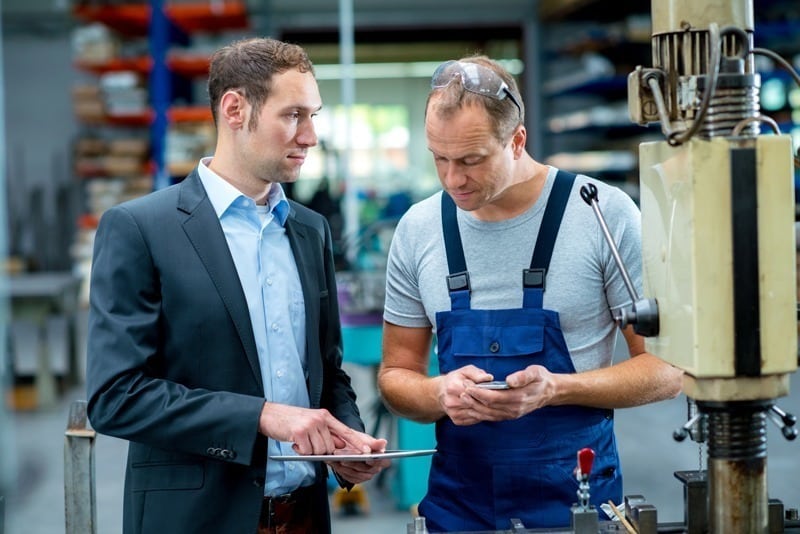 Eine Unterweisung am Arbeitsplatz Eine Unterweisung am Arbeitsplatz