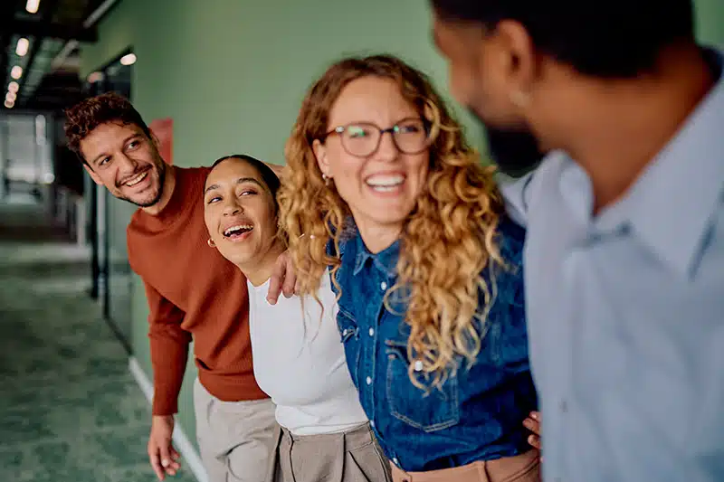 Individuelle KI-gestützte Workplaces mit Zugang zu allen Anwendungen per SSO